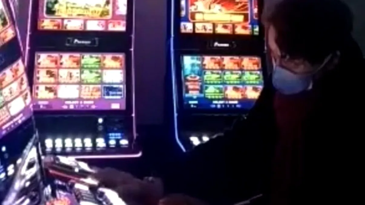 Profesoară de biologie din Bârlad, filmată în timp ce juca la păcănele. Ce reacție au avut elevii acesteia, care au recunoscut-o