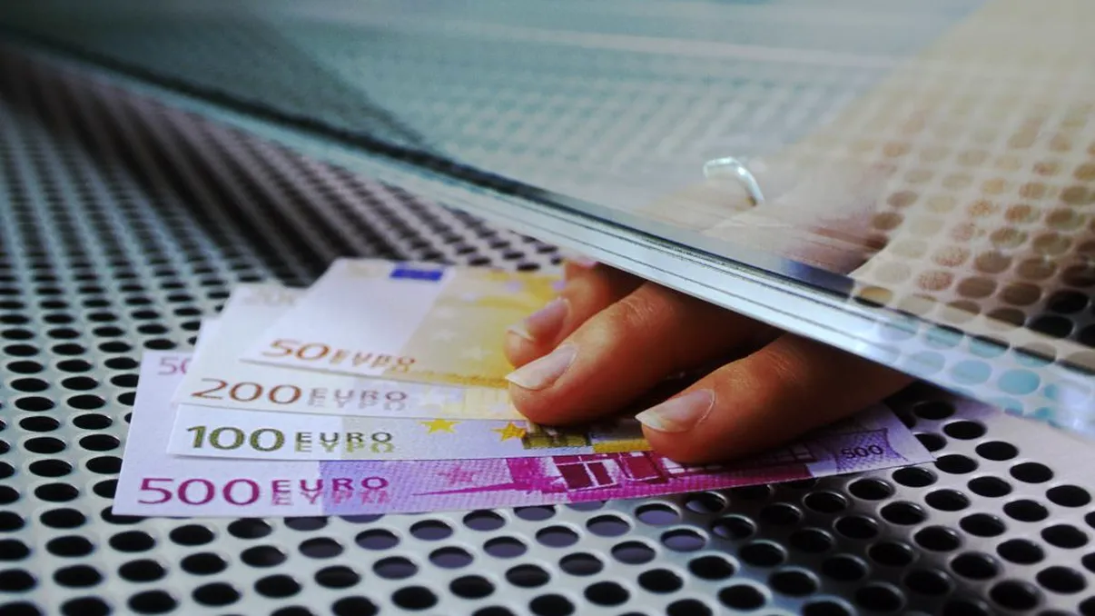 De la 1 aprilie, ratele la bănci cresc. Cine sunt românii care vor plăti mai mult