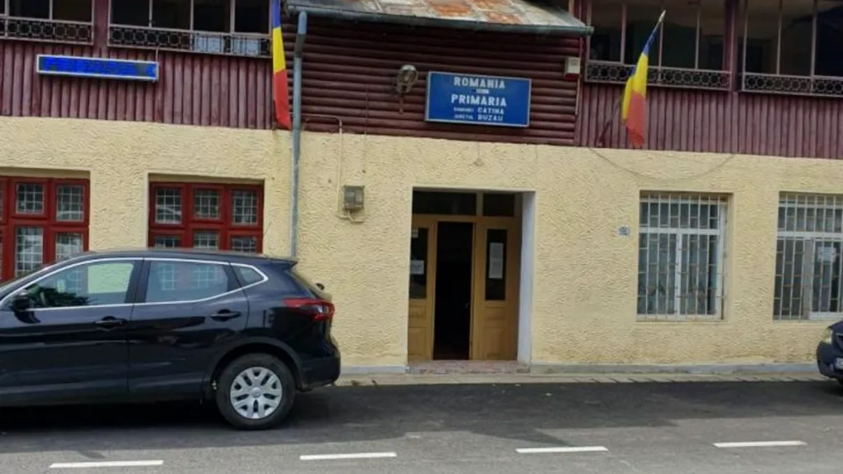 Primarul unei comune din Buzău este acuzat că ar fi agresat-o pe secretara Primăriei. Polițiștii au deschis o anchetă