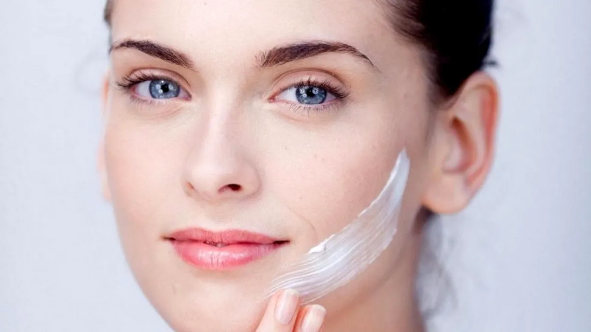 Pericolul descoperit în aceste creme din comerț. Dacă le ai acasă, nu le mai folosi