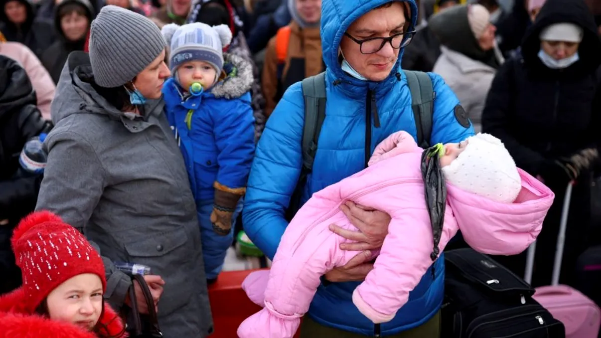 Oamenii din Ucraina primesc o nouă lovitură grea, în timp ce se feresc de bombele rusești