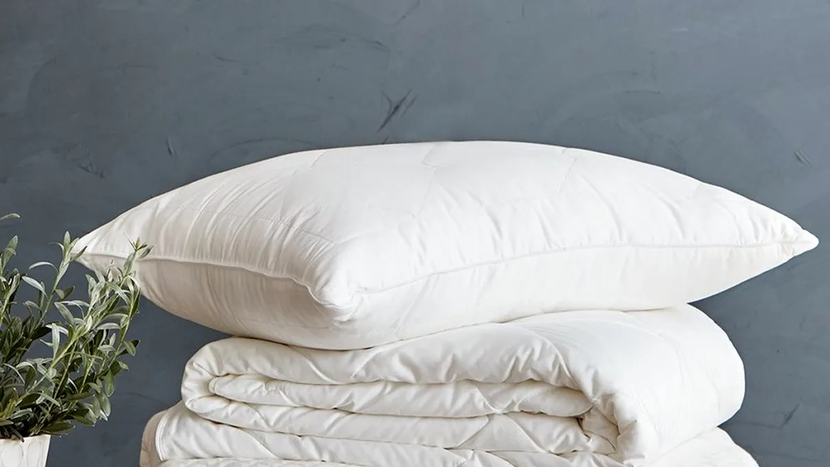 Trucurile banale pentru spălarea pernelor îngălbenite. Secretele pe care le vei folosi și tu