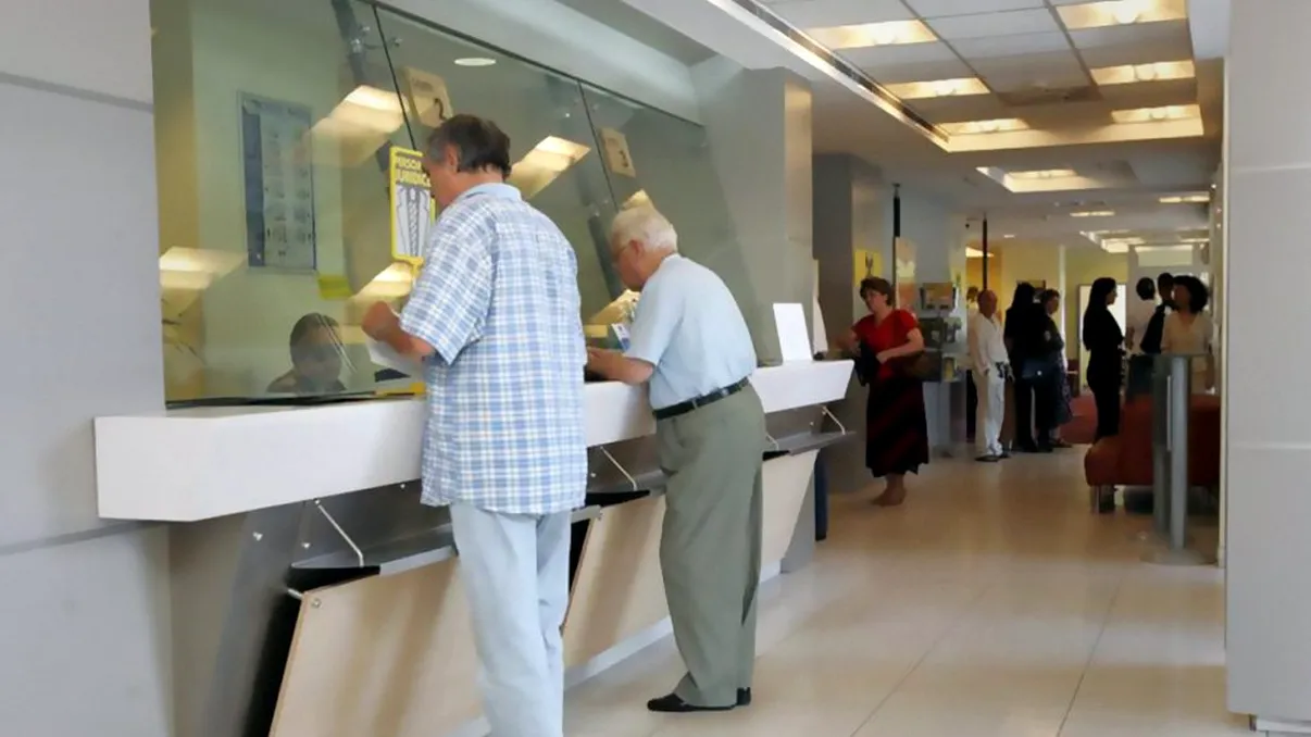 Ce a pățit un pensionar din Ucraina la o bancă din România. Ireal ce s-a întâmplat