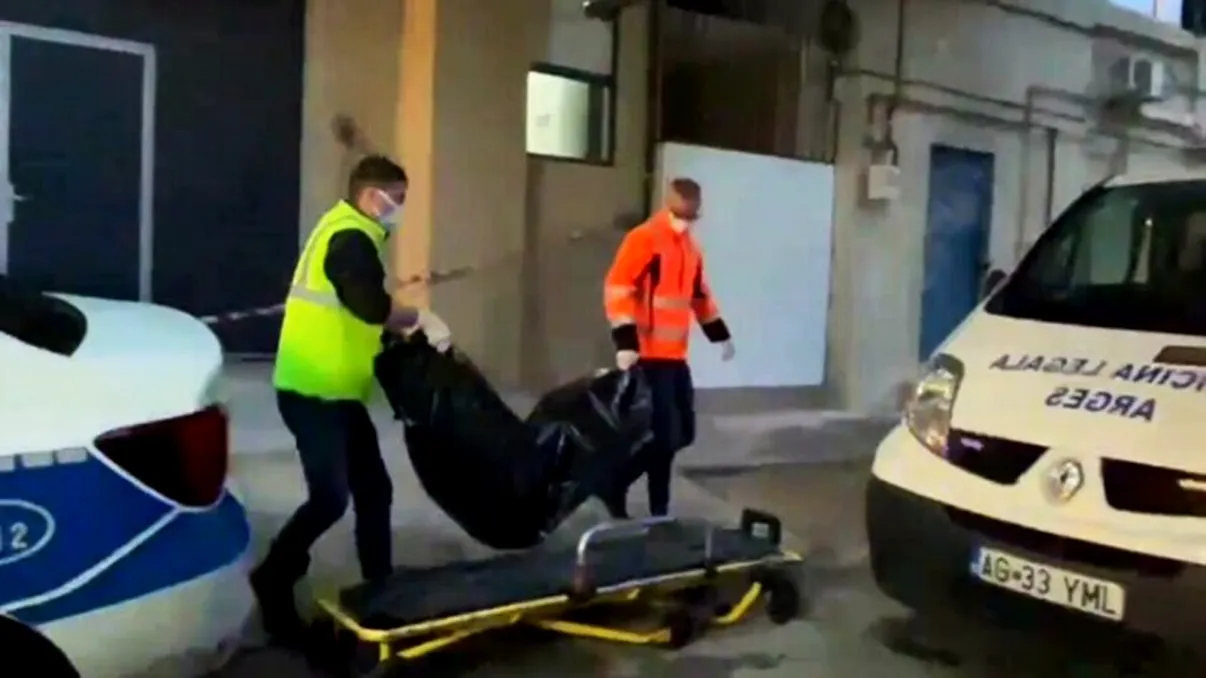 Femeie carbonizată, descoperită într-o scară de bloc din Pitești. Ce au găsit polițiștii lângă trupul victimei este halucinant