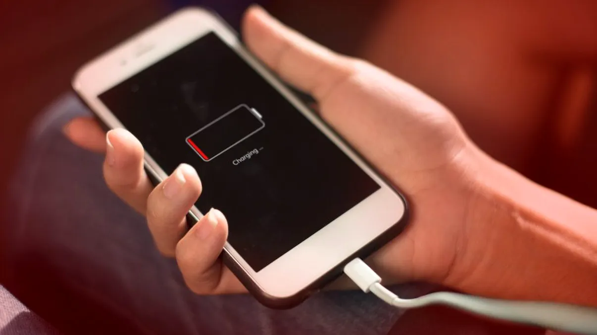 Motivul pentru care nu trebuie să mai încarci telefonul în mașină. Este o greșeală mare