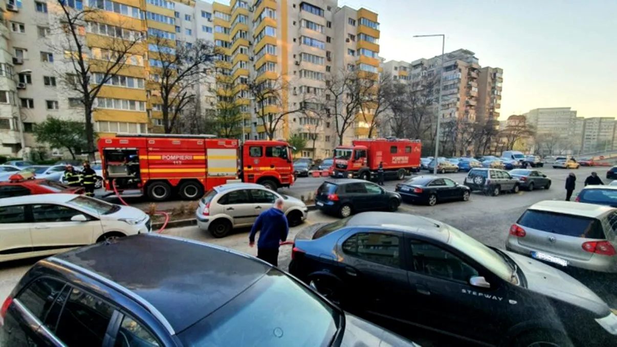 Ultima oră! Incendiu teribil într-un bloc din Capitală. Mai multe echipaje de pompieri au intervenit de urgență. Traficul este îngreunat