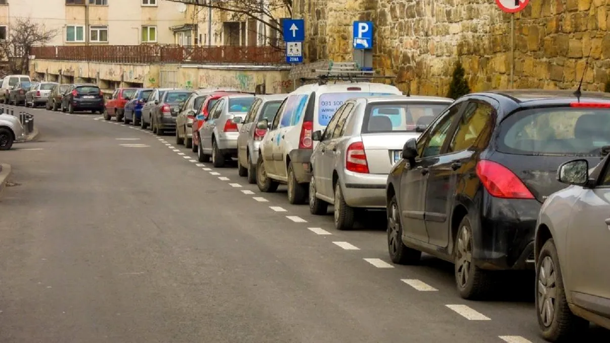 Mașină vandalizată în Cluj după ce a blocat accesul într-o curte. Ce i-a putut face proprietarul furios