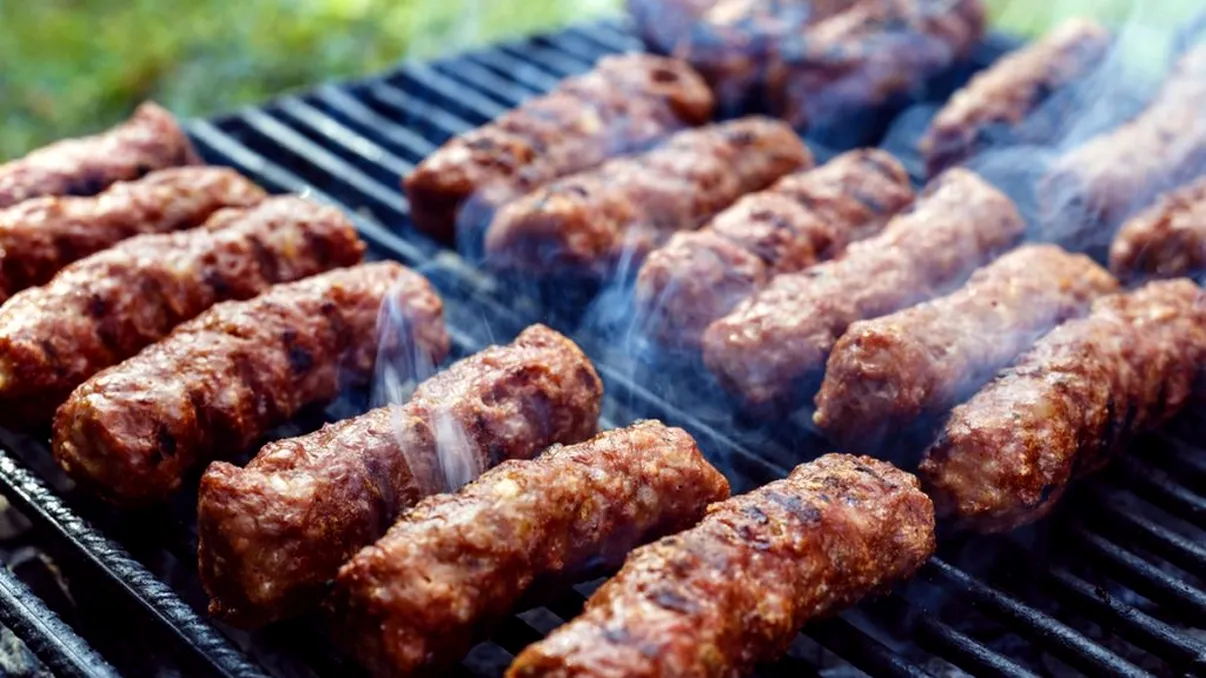 Secretul micilor de la Cocoșatu’. Cum faci acasă cei mai buni mititei, la fel ca la restaurant