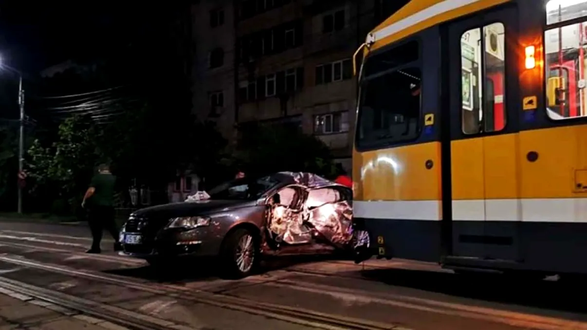 Accident înfiorător la Iași cu mai multe victime. Mașină, spulberată de tramvai și târătă 15 metri. Ce au descoperit oamenii legii