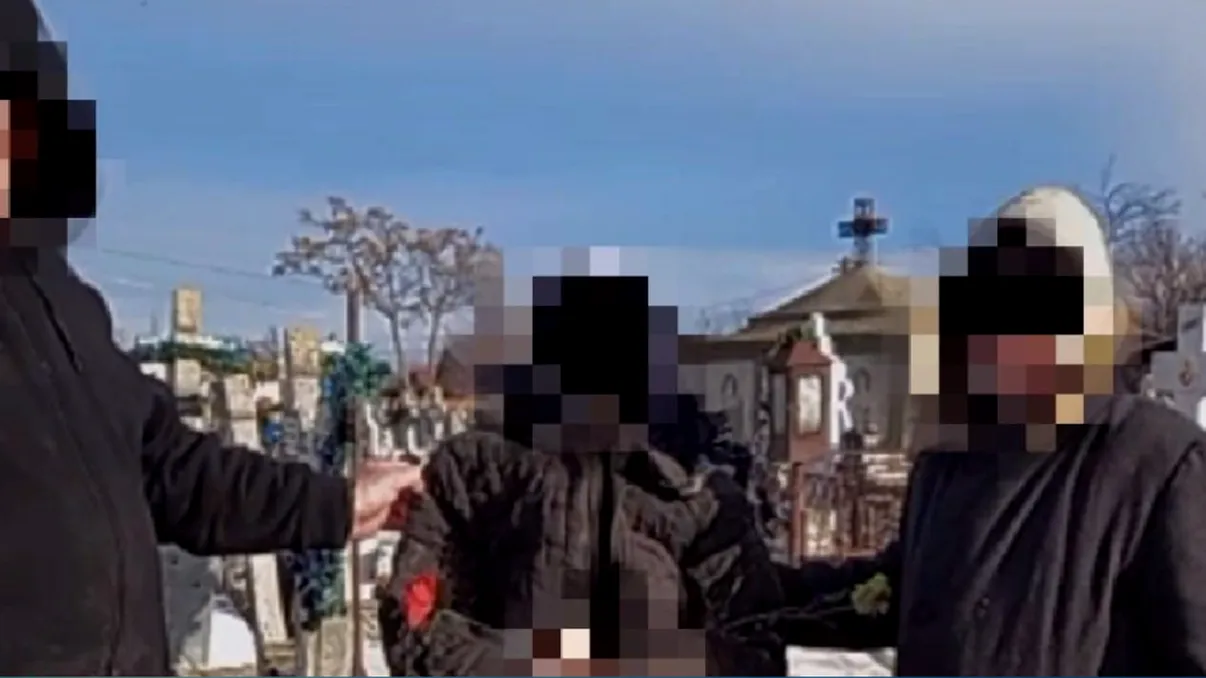 Scene tulburătoare în Prahova. Mai mulți bărbați au dansat pe manele cu scheletul unei femei din cimitir