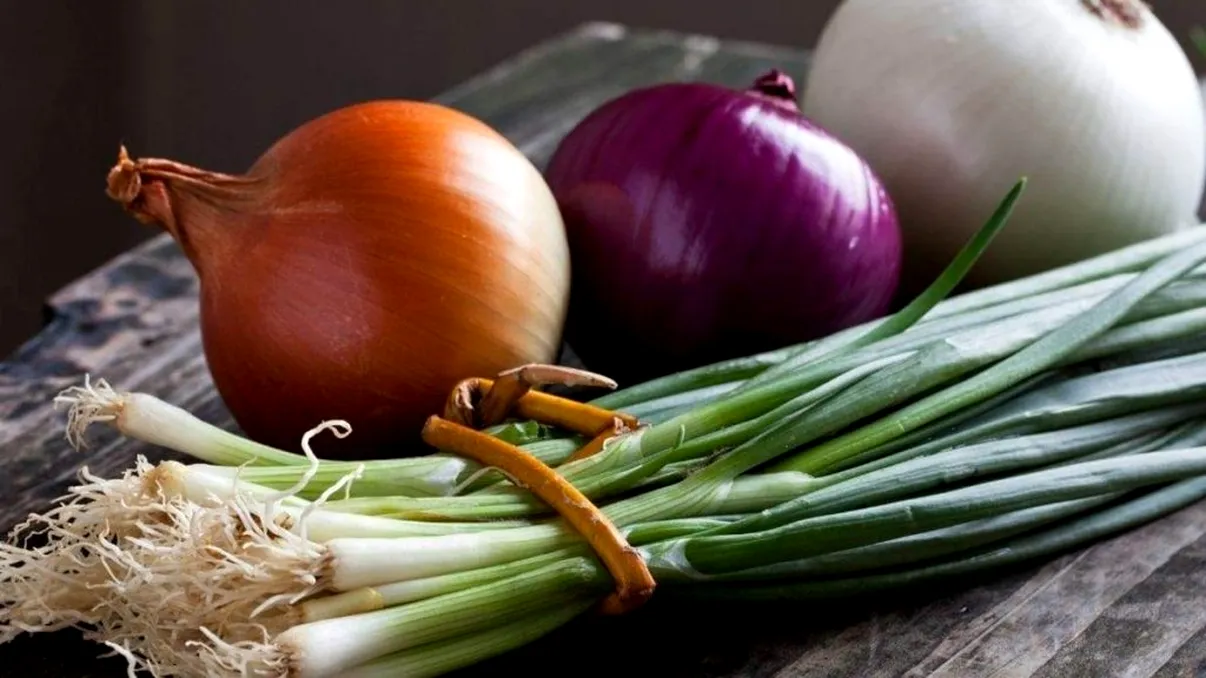 De ce să nu arunci pe jos foile uscate de ceapă. Vei renunța la acest obicei, ce înseamnă dacă faci asta