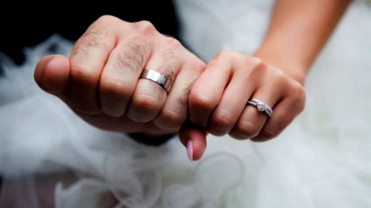 Trucurile care îți curăță verigheta imediat. O să arate ca în ziua nunții!