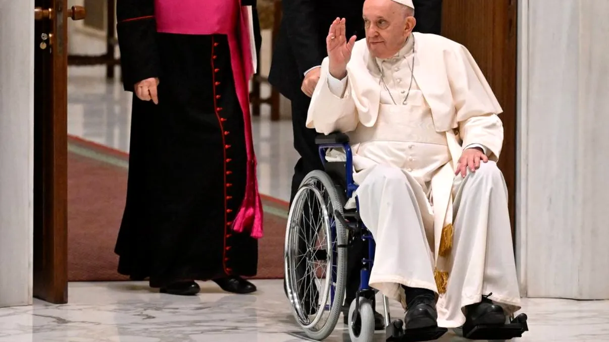 Papa Francisc a apărut în scaun cu rotile la Vatican. Ce a pățit Suveranul Pontif