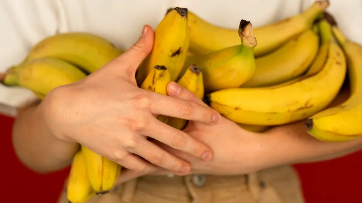 A pus o coajă de banană pe față și apoi a mers la baie. Trucul genial, ce a observat în oglindă