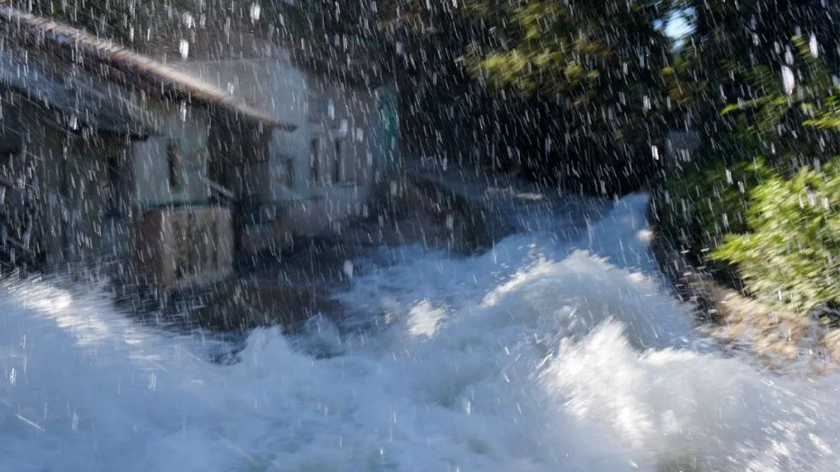 Cea mai umedă localitate din lume a înregistrat 1.000 de L/mp în doar 24 de ore. Imagini apocaliptice ca la potop VIDEO