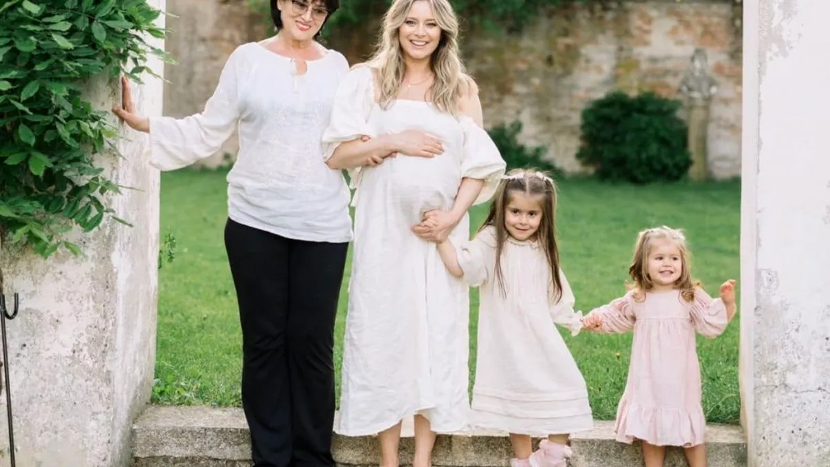 Laura Cosoi a născut a treia fetiță. Prima fotografie cu fiica actriței