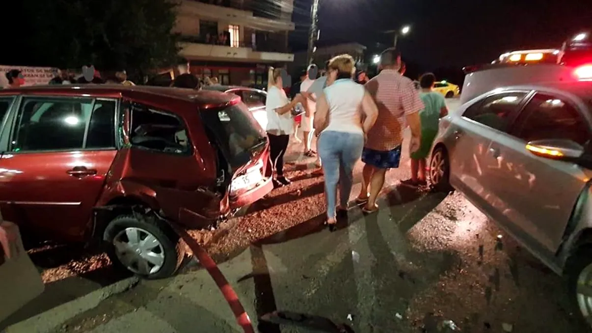 Ultima oră! Carambol cu patru mașini implicate, lângă București. O femeie care circula pe trotuar a fost grav rănită