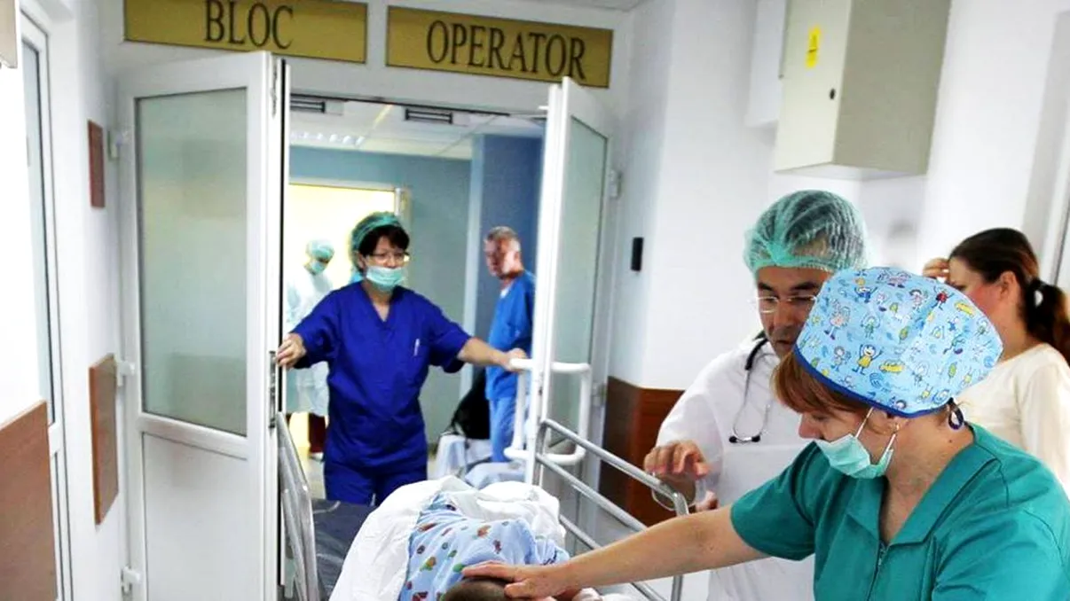 Fetiță de 3 ani, internată de urgență la spital după ingerarea unei supradoze de sirop pentru răceală. Greșeala majoră făcută de mama copilei