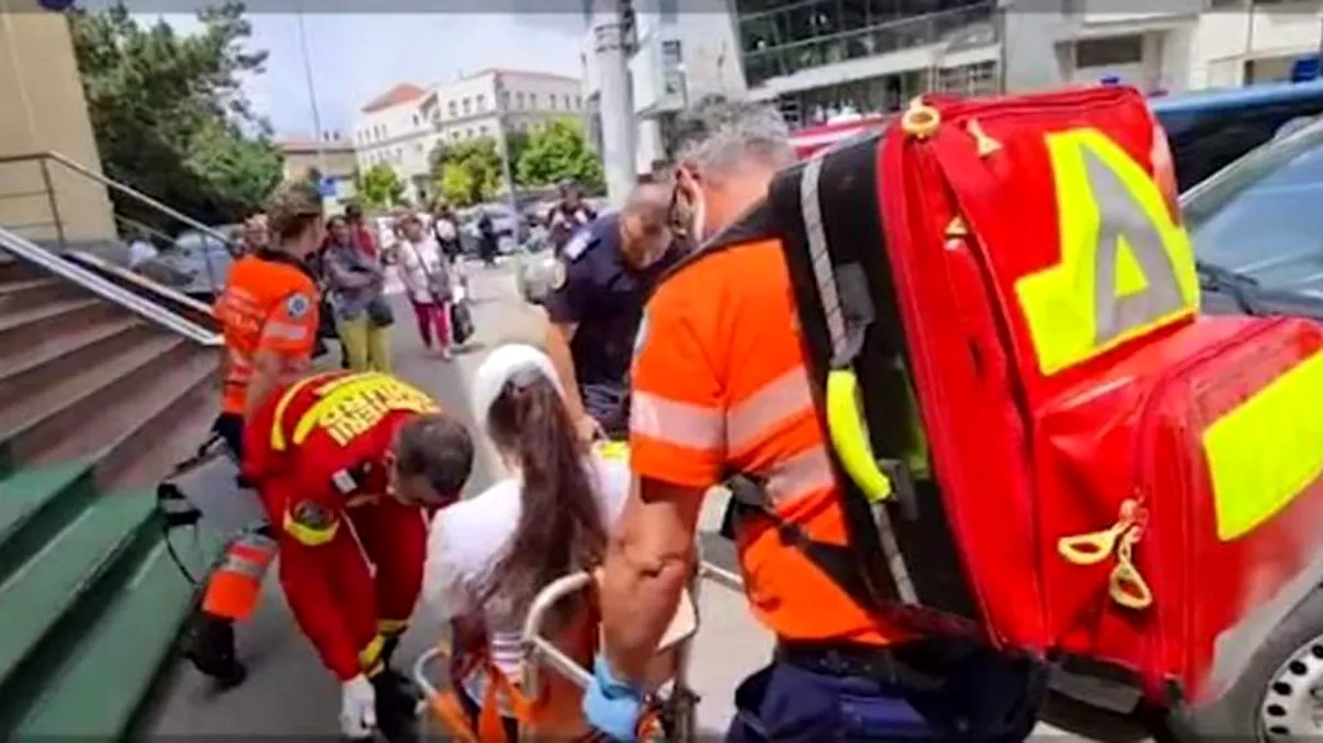 Scene șocante la Judecătoria din Constanța. O femeie de 33 de ani a fost tăiată pe față cu un cuțit chiar în timpul procesului. Ce s-a întâmplat