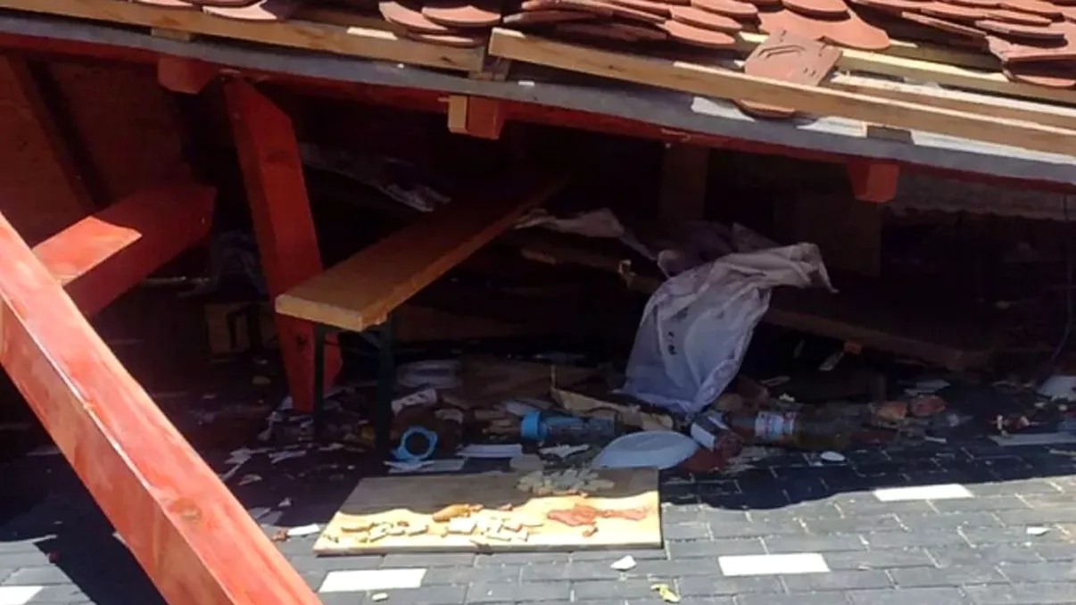 Tragedie imensă provocată de o construcție făcută de mântuială. Subprefectul Sălajului, ucis de acoperișul unui foișor din Hurez. Mai multe persoane au fost rănite