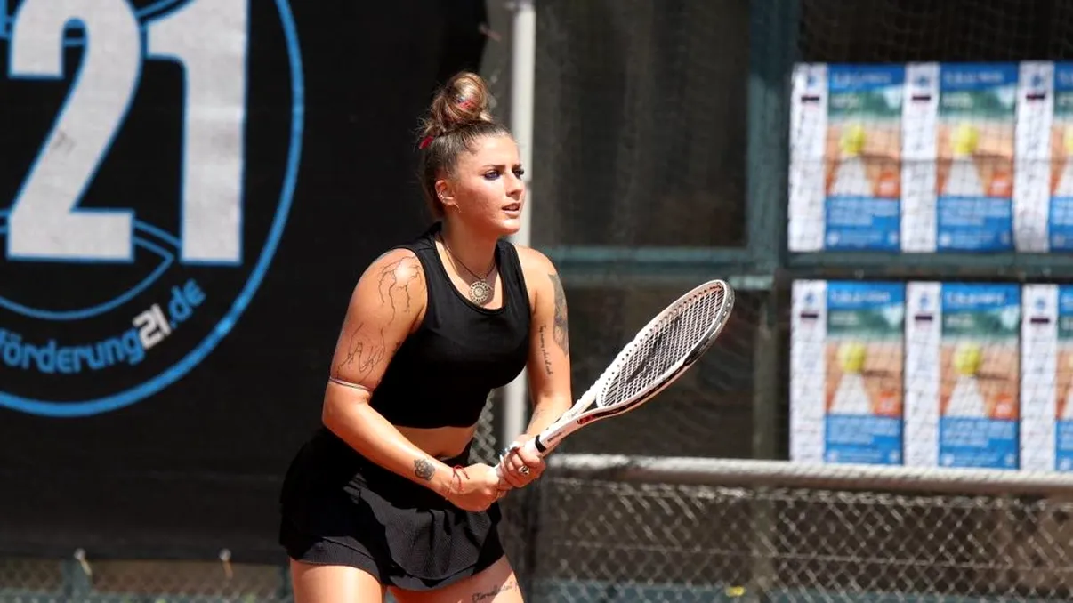 „Rebela” Andreea Prisăcariu, invitată specială la partida amicală Poli Iași – Știința Miroslava. „Eu sunt pasionată de fotbal, dar țin cu Dinamo” - VIDEO