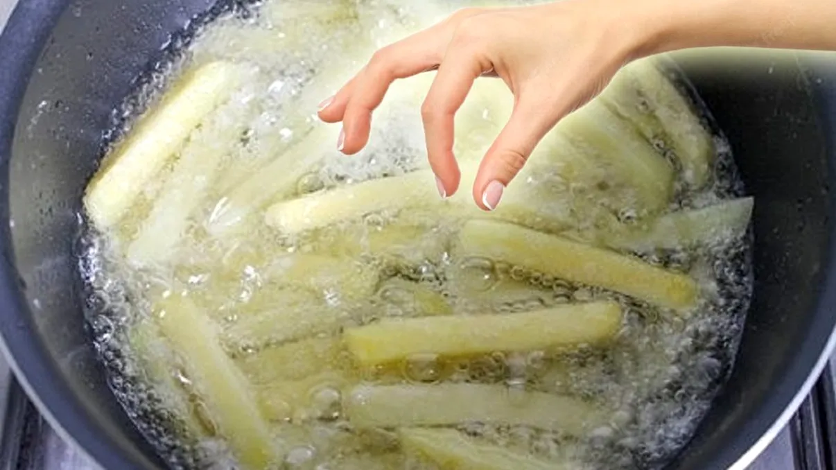 Ce presară gospodinele istețe în tigaie ca să nu se mai lipească cartofii. Secretul ca să iasă gustoși și crocanți