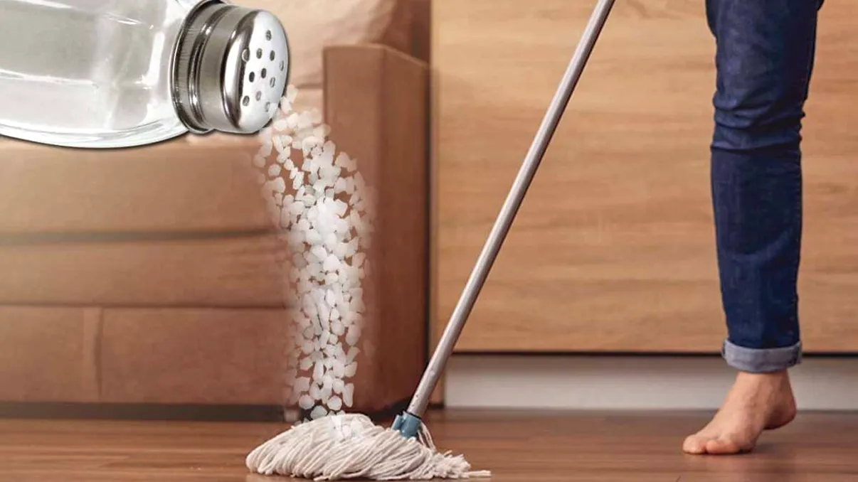 De ce să presari sare peste mop. Trucul util pe care trebuie să îl știe toate gospodinele