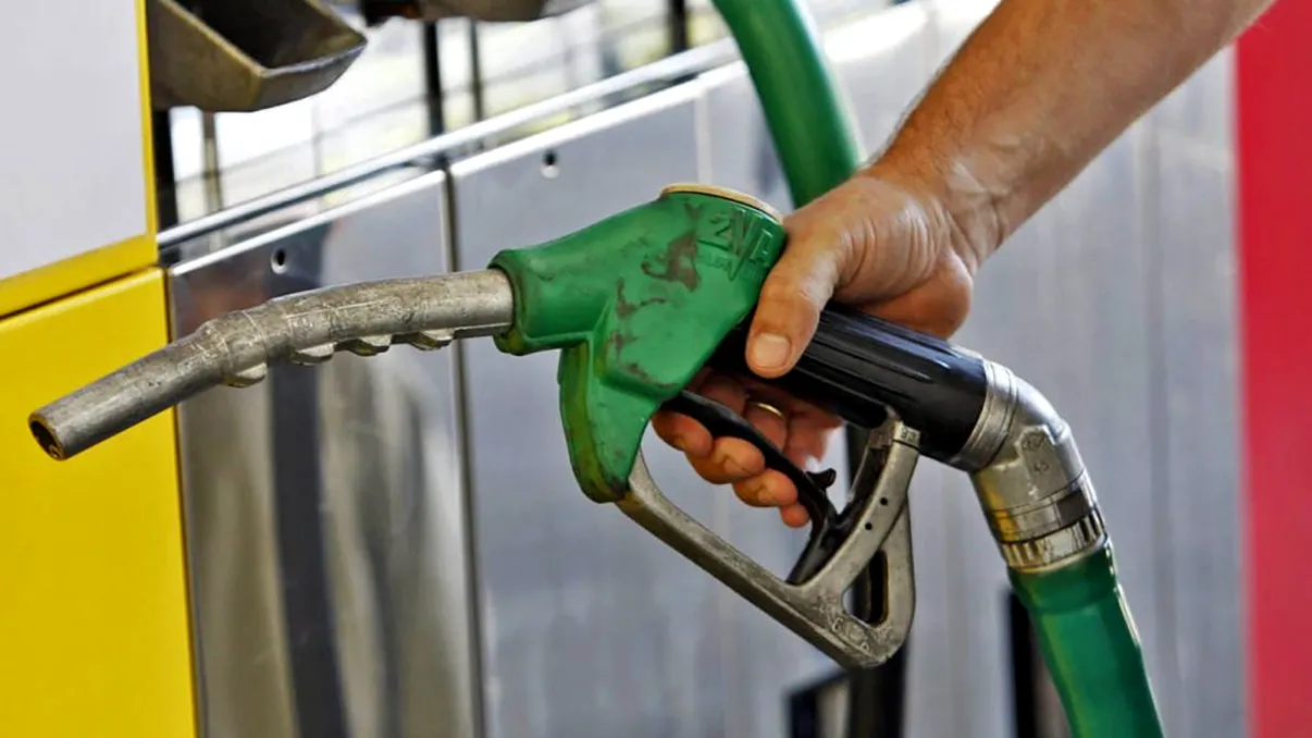 S-a ieftinit barilul de petrol la 98 de dolari. Ce prețuri sunt acum la benzinăriile din România