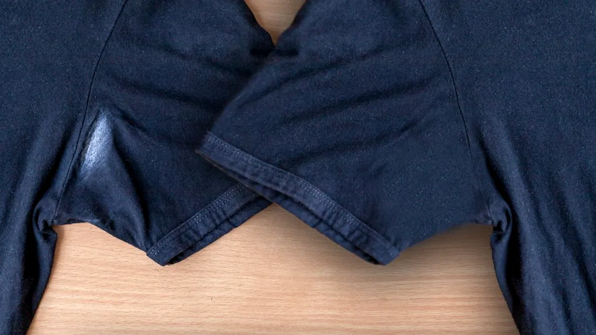 Trucurile prin care elimini petele de deodorant de pe haine. Vei scăpa definitiv