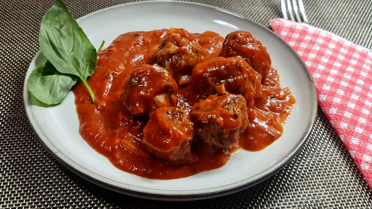 Rețetă chifteluțe marinate la cuptor în sos de roșii. Se prepară foarte rapid