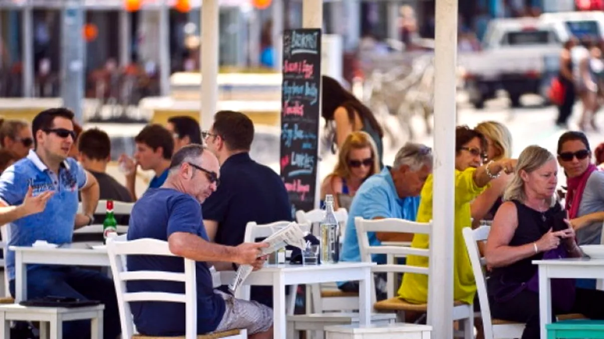 Alimente expirate la doi furnizori de pe litoral. Restaurantele cumpărau produsele de acolo