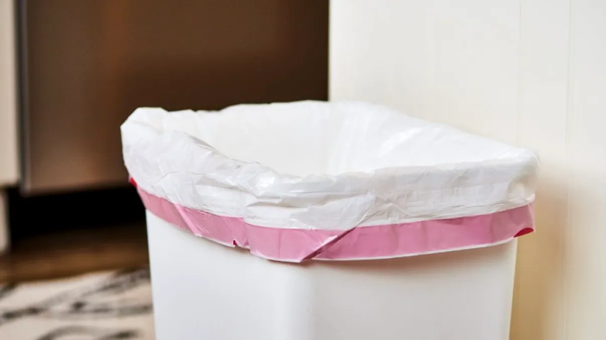 A pus o lingură de detergent în coșul de gunoi și a lăsat acolo peste noapte. Ce a descoperit a doua zi