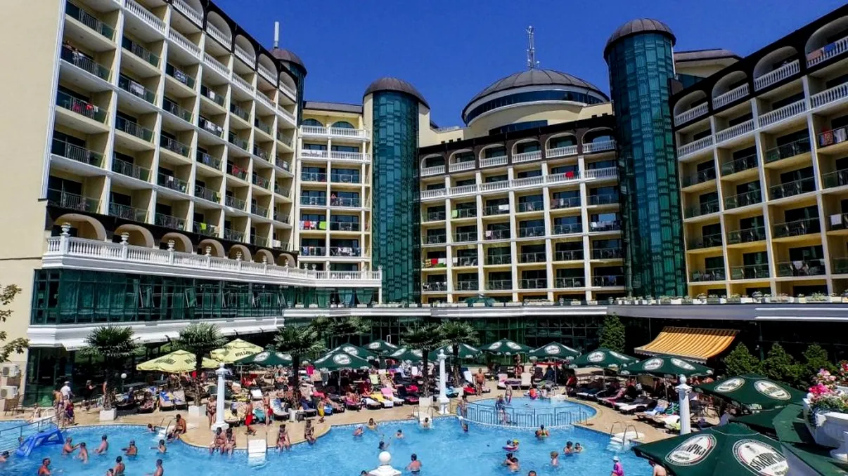 Ce a pățit un român la un hotel ultra all inclusive din Bulgaria. I-a dat în judecată, ce făceau bucătarii