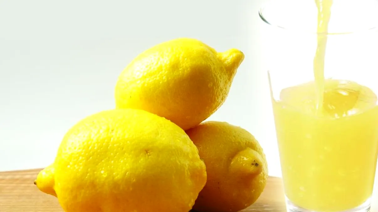 Cum obții suc de lămâie fără să tai fructul. Trucul simplu pe care sigur o să îl mai folosești