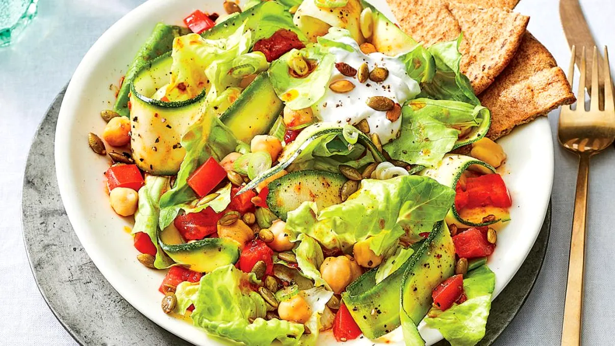 Salată de dovlecel. Zici că-i de vinete, dar e mai sănătoasă şi uşoară