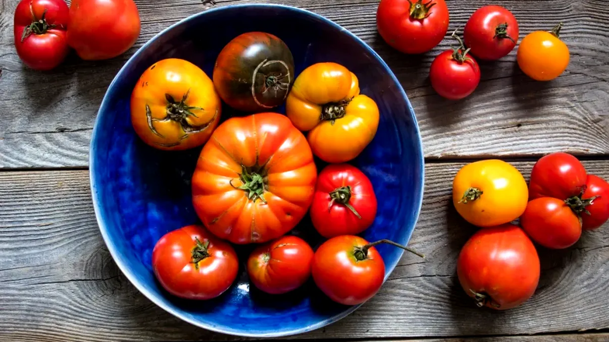 Cum trebuie consumate roşiile, de fapt. Aşa sunt mai nutritive, spun specialiştii. Sigur nu faci asta!
