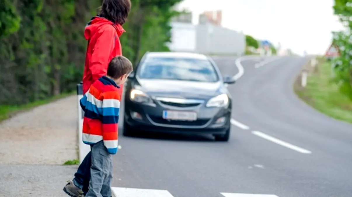 Greșeala pe care nu trebuie să o faci niciodată când treci strada. Amenda este de 400 de lei