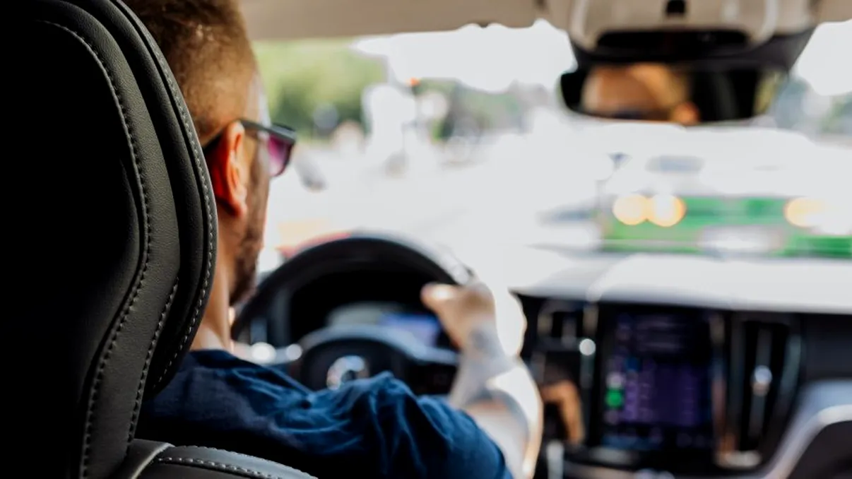 Limitele de viteză pentru șoferii începători. Cu cât pot circula pe drumurile naționale sau pe autostrăzi