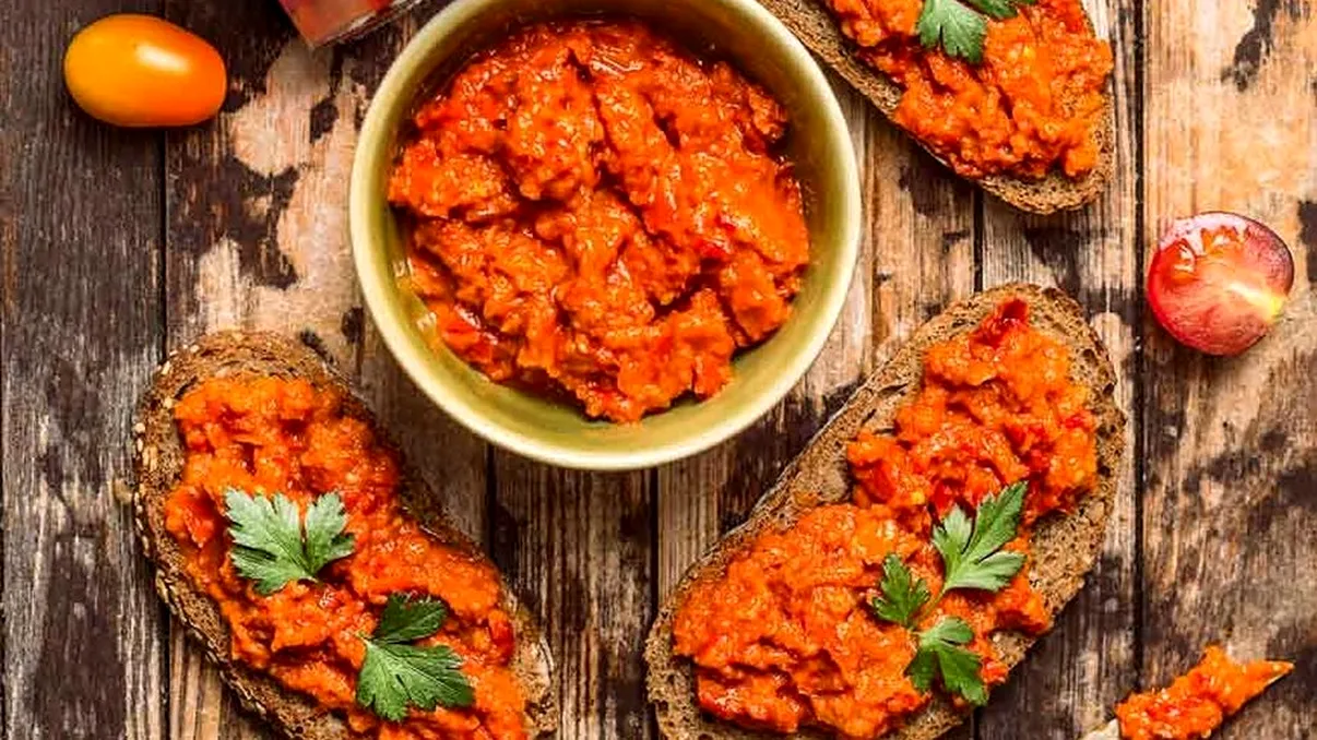 Zacuscă fără legume coapte. Aşa scapi de curăţatul ardeilor şi vinetelor, e cea mai simplă reţetă