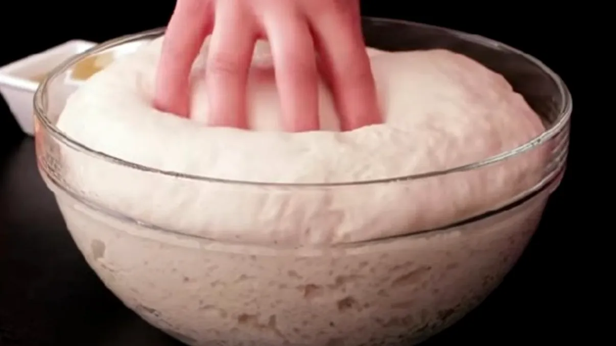 Aluatul minune care face furori printre gospodine. Nu ai nevoie de ouă sau lapte
