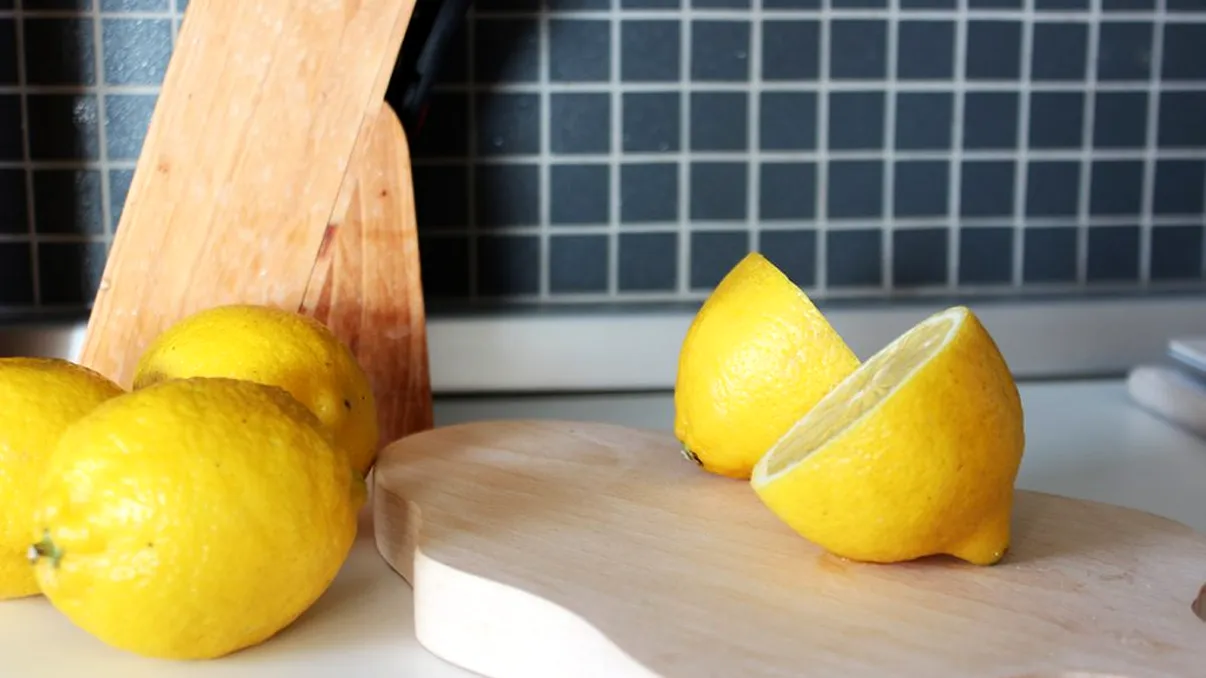 A tăiat o lămâie și a lăsat-o pe noptieră când s-a culcat. Ce a observat a doua zi de dimineață este neașteptat