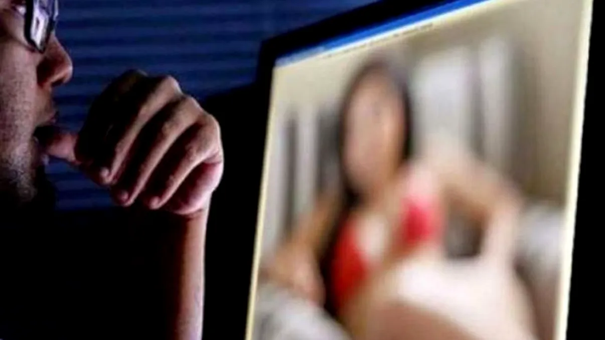 Vedeta din România surprinsă în ipostaze intime. Nu i-a fost deloc ruşine, imaginile o dovedesc. Foto