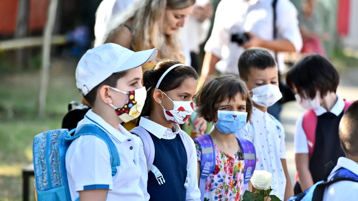 Vor fi obligați elevii să poarte măști când revin în bănci? Anunțul momentului făcut de prefectul Capitalei