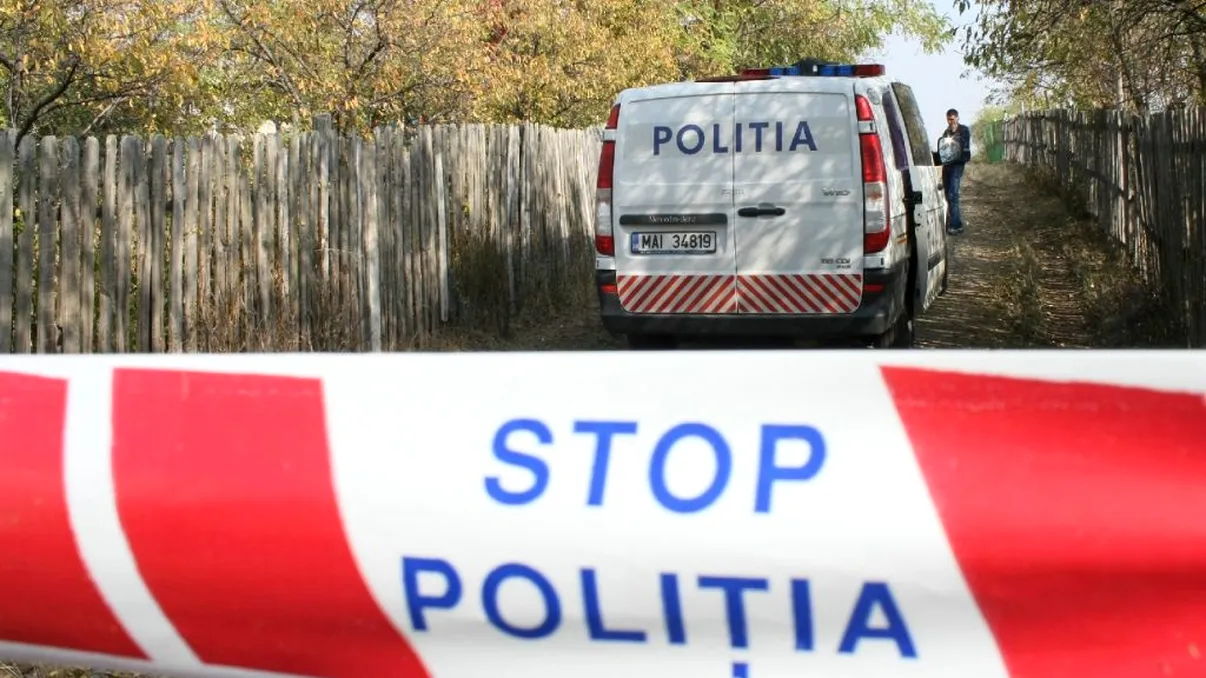 Cadavrul unui bărbat din Vaslui, descoperit de pompieri în locuința sa. Victima locuia cu fiica sa bolnavă psihic. Reacția halucinantă a femeii