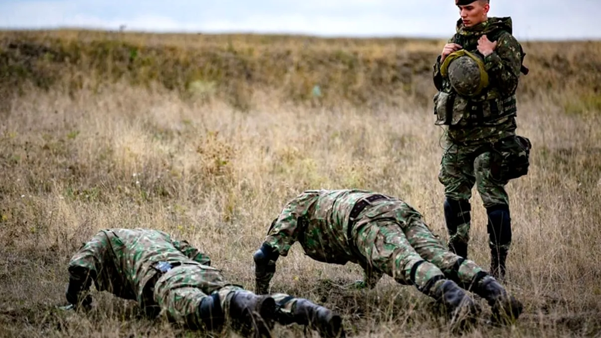 Revine stagiul militar în România și nu oricum. Cum se face înrolarea tinerilor între 18 și 35 de ani, cât durează și câți bani ar primi dacă aleg să facă armata