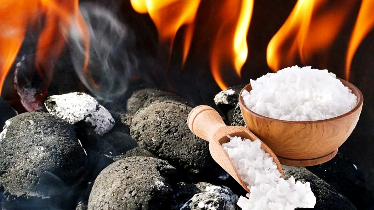 A pus puțină sare peste cărbuni și a descoperit un truc genial. Ce s-a întâmplat cu grătarul