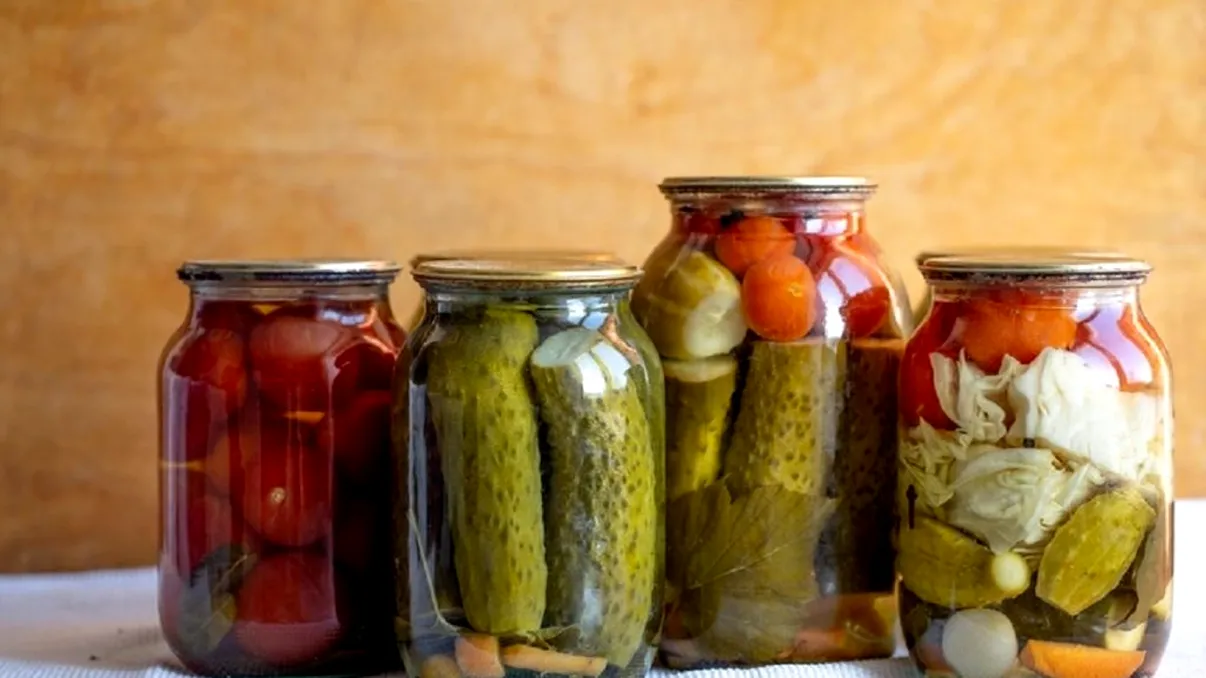 Ce să pui în apă pentru ca murăturile să nu se mai înmoaie. Ingredientul care face diferența