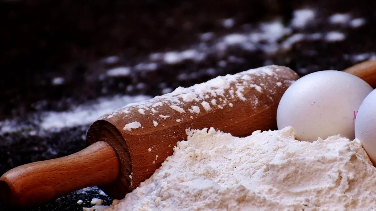 De ce să presari făină pe capacul borcanelor. Trucul genial care te scapă de o mare problemă din bucătărie