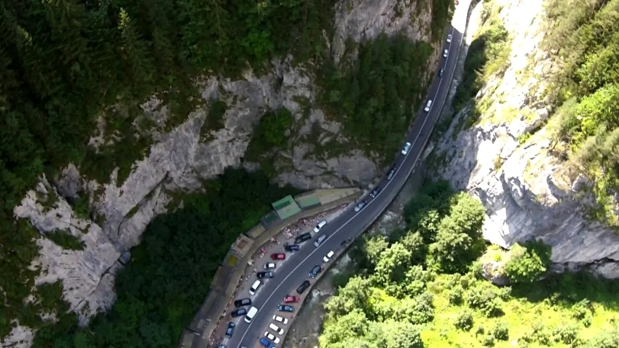 Cea mai frumoasă, dar periculoasă şosea din România! Puţini şoferi se încumetă să treacă pe aici. Peisajul e de vis