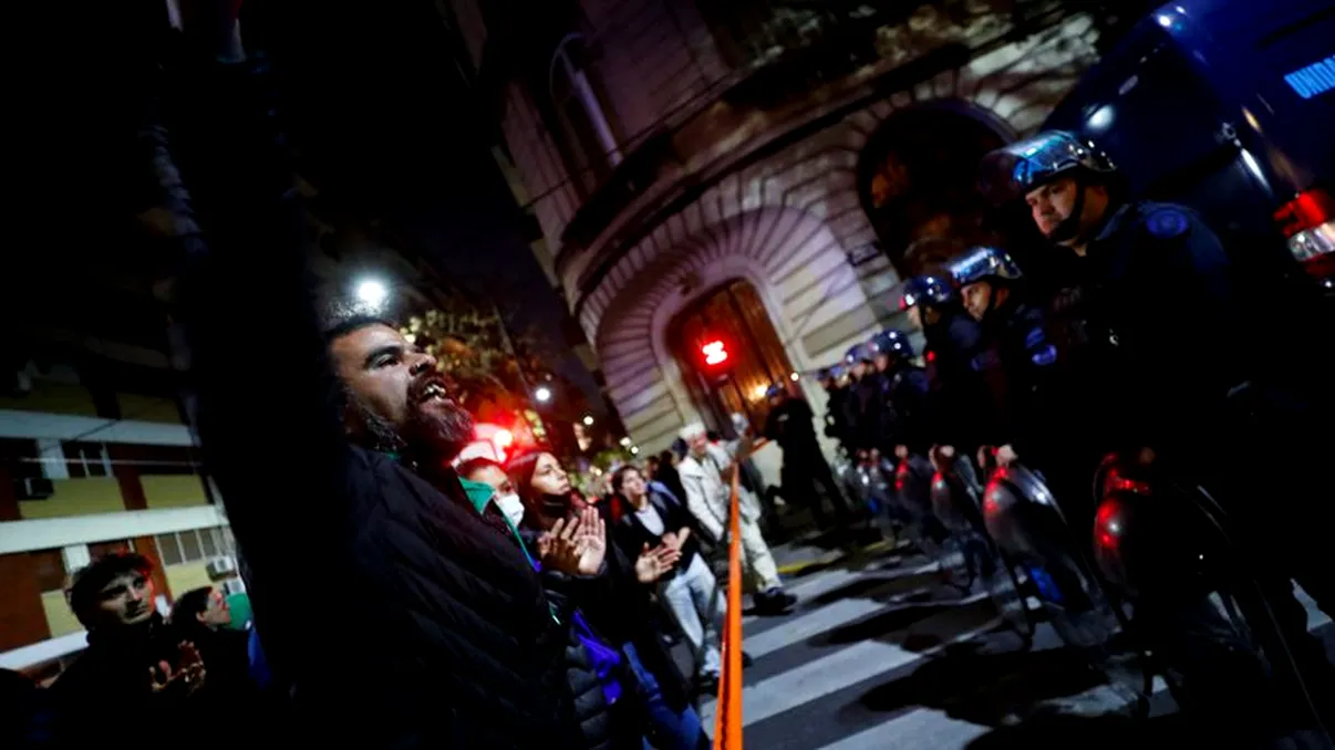 Federația Argentiniană de Fotbal a suspendat campionatul după tentativa de asasinat asupra vicepreședintelui țării. Momentul a fost filmat - VIDEO